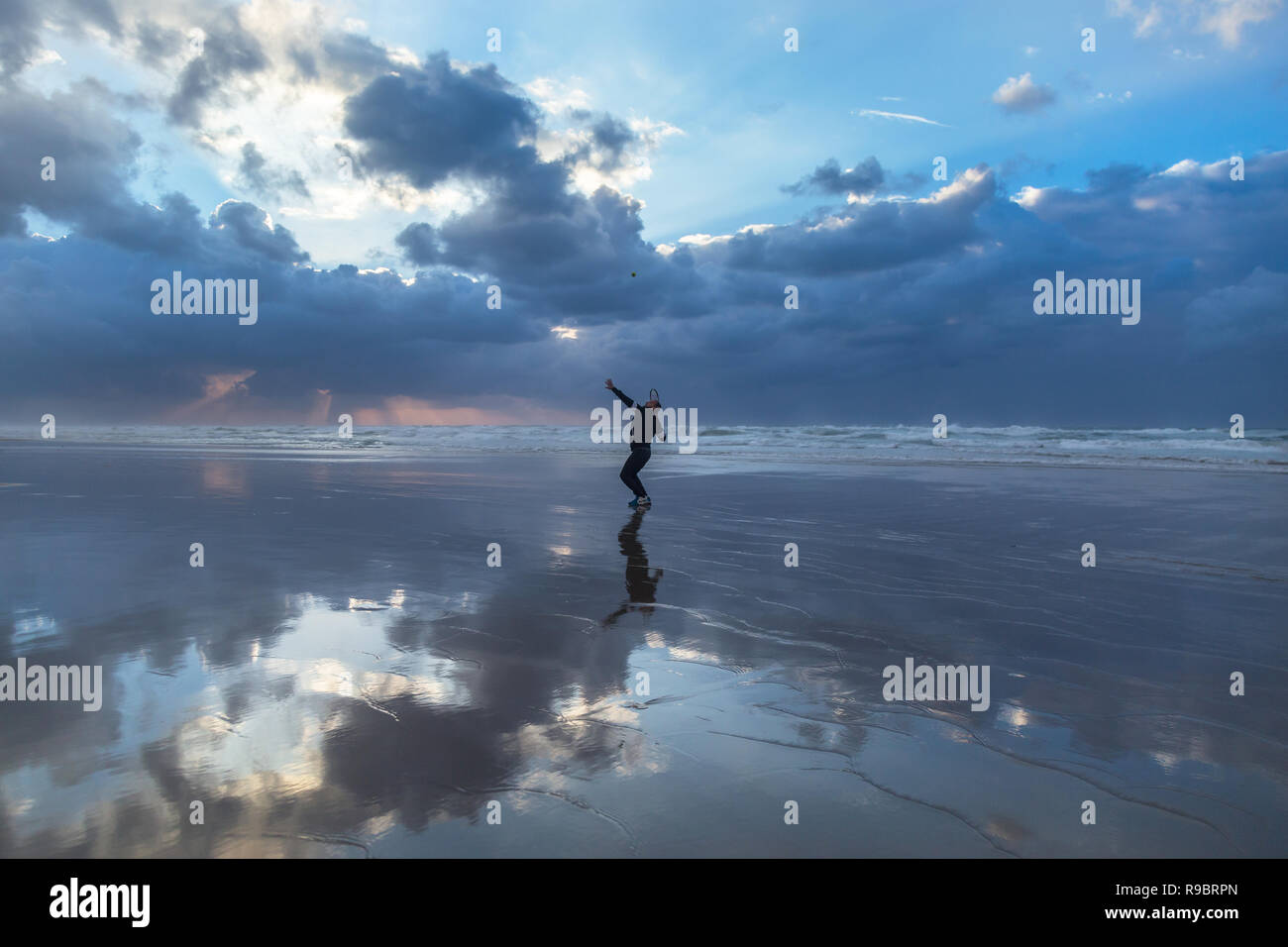 Sportler am Strand mit einem Schläger. Gaza - Palästina. Stockfoto