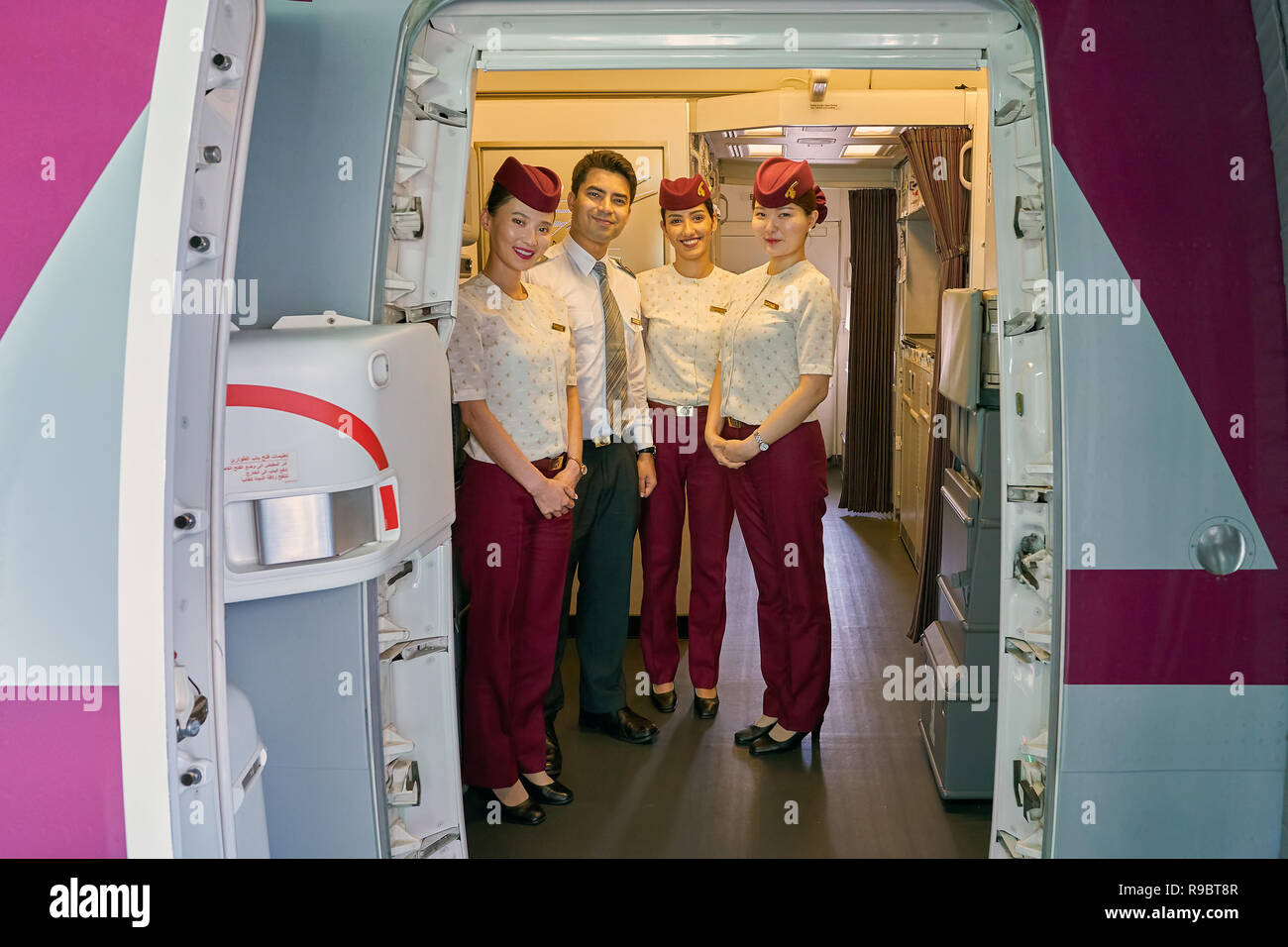 INCHEON, Südkorea - ca. Mai 2017: Qatar Airways die Mitglieder der Besatzung an Bord der Boeing 777. Qatar Airways ist die staatliche Fluggesellschaft von Qatar. Stockfoto