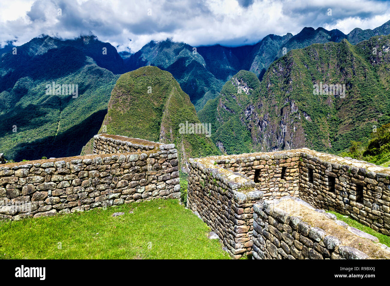 Ansicht der alten Inka Ruinen von Machu Picchu Stadt mit majestätischen Bergen im Hintergrund, das Heilige Tal, Peru Stockfoto