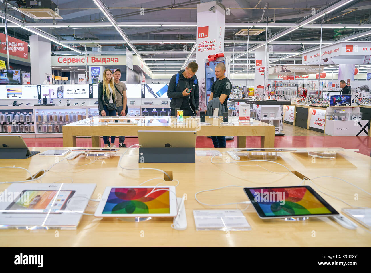 Sankt Petersburg, Russland - ca. Mai 2018: waren auf Anzeige an M.video Electronics store in Galeria Shopping Center. Stockfoto