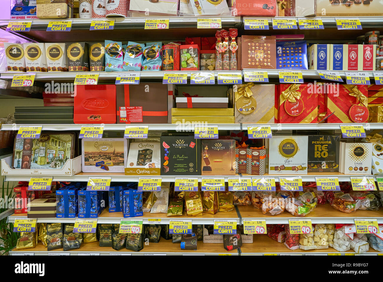 Mailand, Italien - ca. November 2017: Sortiment von Süßigkeiten auf Anzeige  zum Verkauf in Supermarkt in Mailand Stockfotografie - Alamy