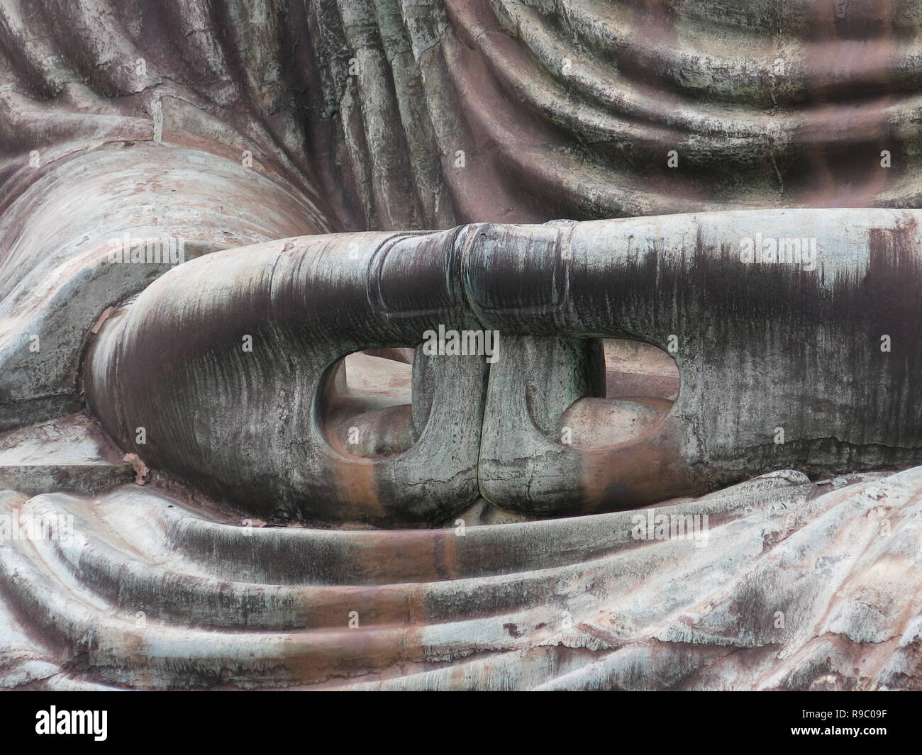 Nahaufnahme der Daumen auf die riesige Bronzestatue, Großen Buddha an Kotoku-in Tempel in Kamakura; ein benannten nationalen Schatz aus dem Jahre 1252. Stockfoto