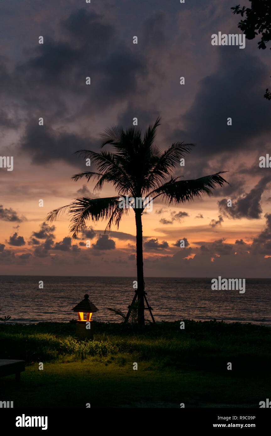 Bunte Ocean Beach Sonnenuntergang mit wenigen Wolken im Sommer in Asien Stockfoto