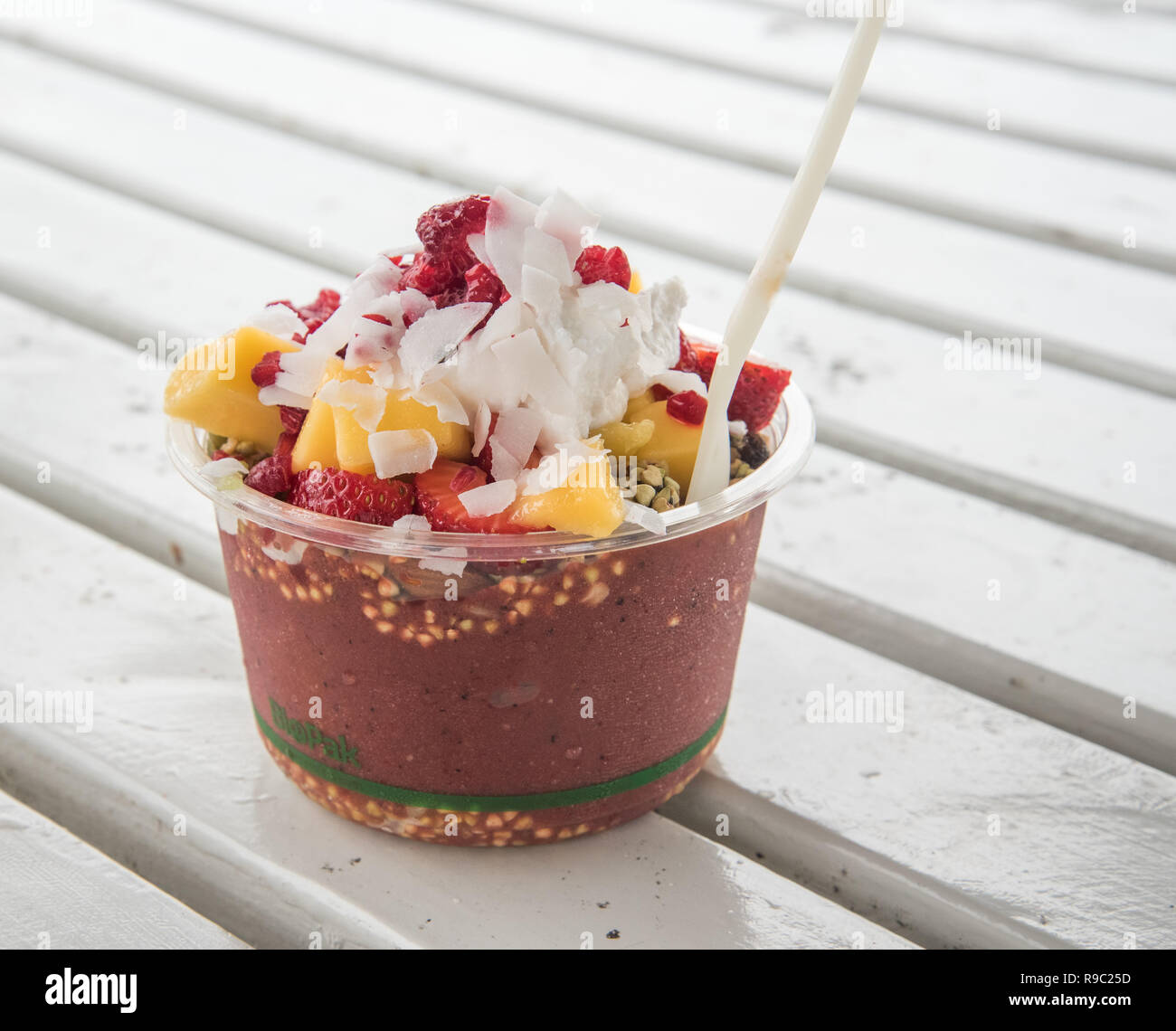 Schüssel der Acai und Obst gesundes Essen auf einer Bank bereit, gegessen zu werden. Stockfoto