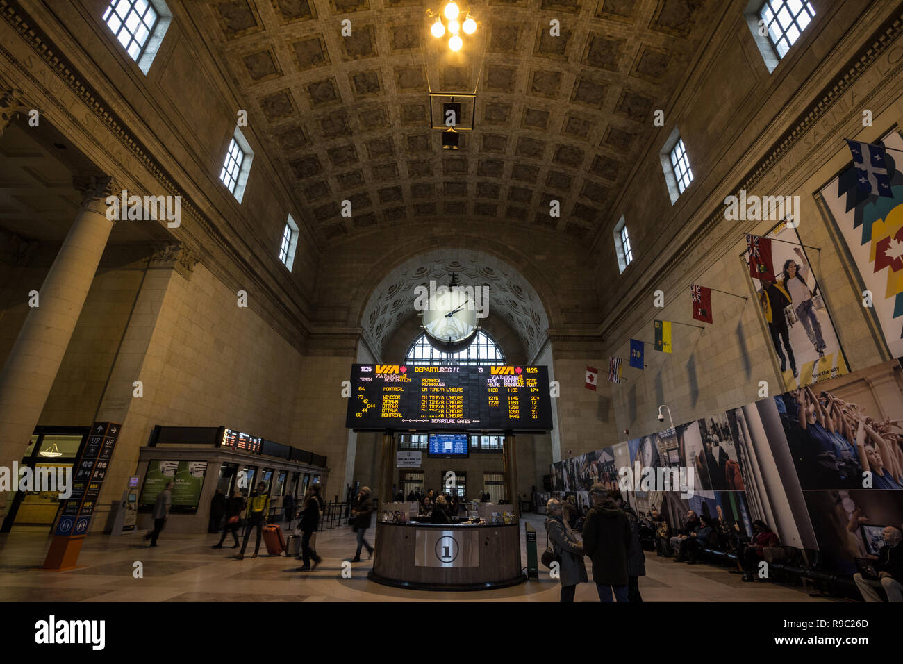 TORONTO, KANADA - 13. NOVEMBER 2018: Toronto Main Hall mit Ihren Abflug und Ankunft Vorstand & Passagiere zu hetzen. Es ist der Hauptbahnhof für Stockfoto