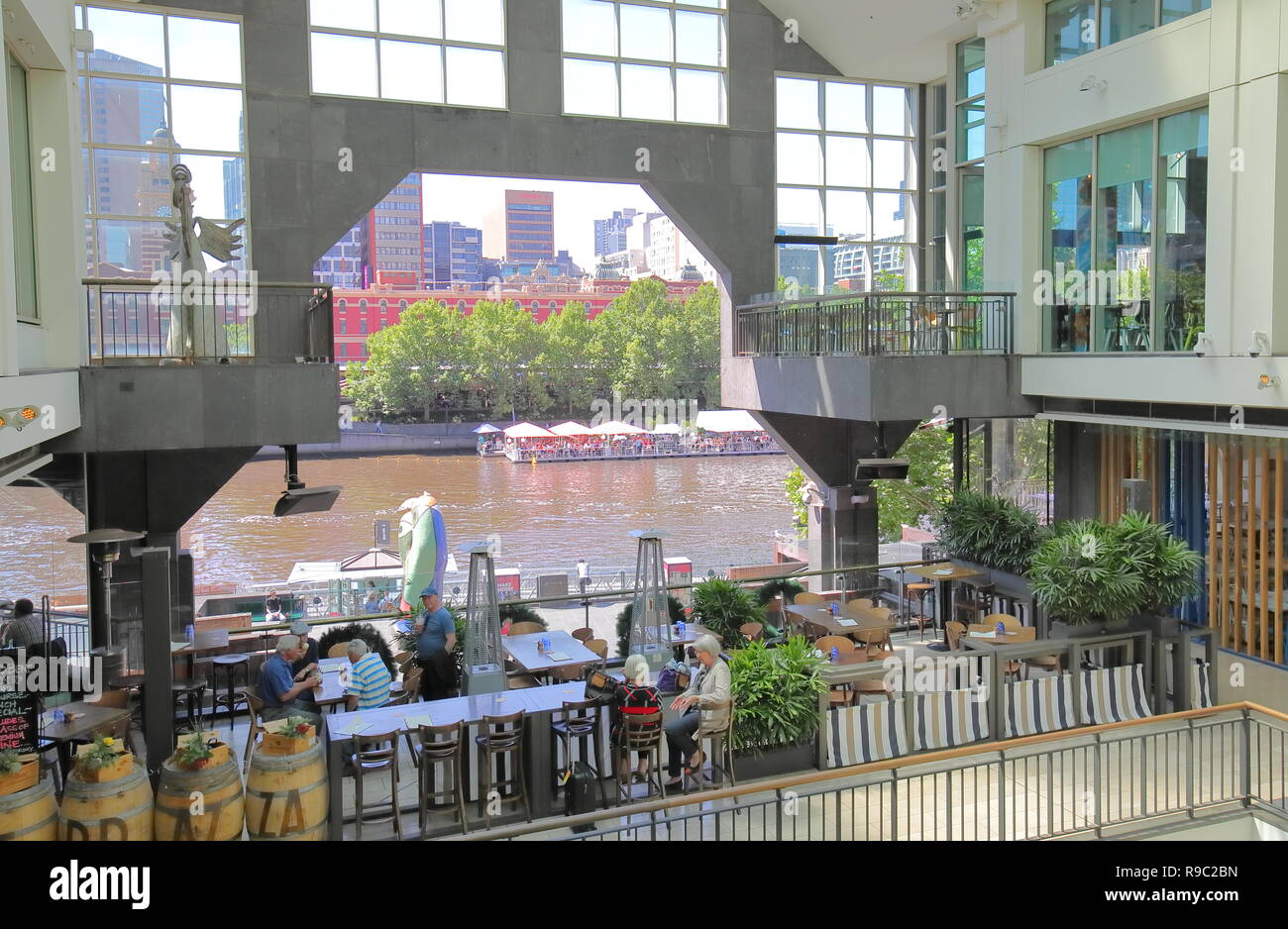 Die Menschen essen im Southgate Shopping Mall in Melbourne, Australien Stockfoto