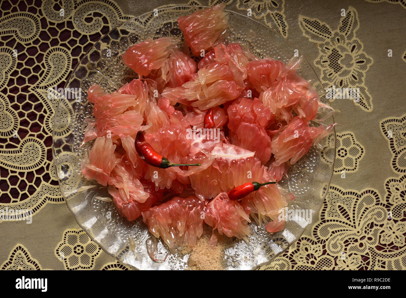 Leckere und gesunde Rosa Pampelmuse Obst serviert in einer Platte Stockfoto