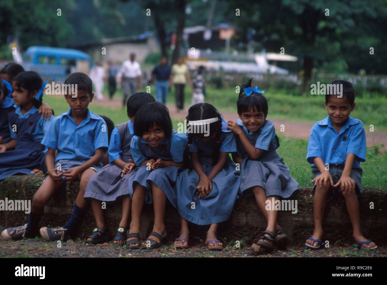 Goa, Indien, ca. September 20002: Kinder auf Klassenfahrt nach Goa Kathedrale Lächeln für die Kamera Stockfoto