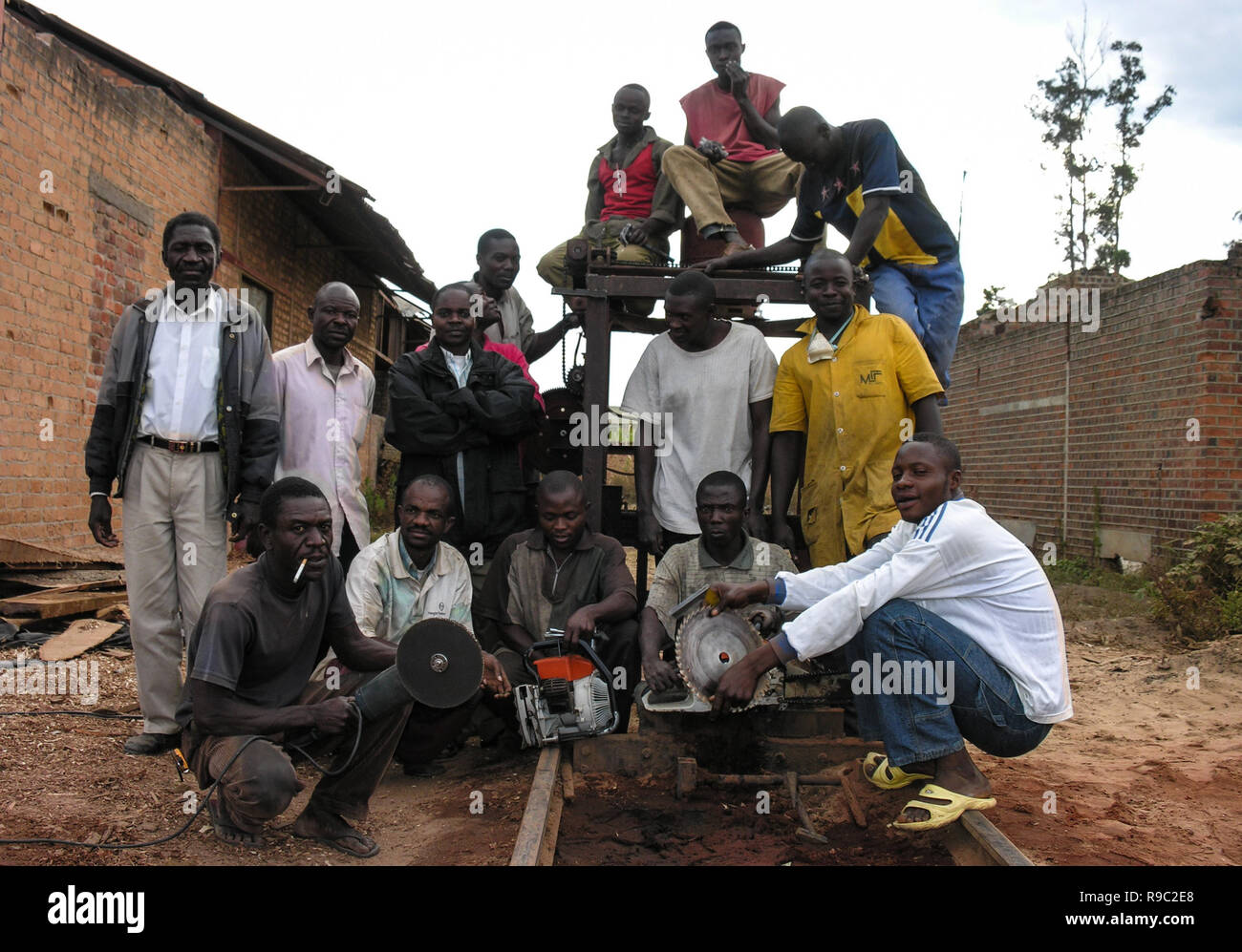 Lubumbashi, Demokratische Republik Kongo, ca. Mai 2006: Gruppe der Tischler Lächeln für die Kamera in einer verlassenen Fabrik. Stockfoto