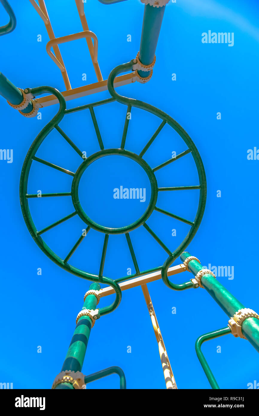 Suchen nach am kreisförmigen Monkey Bars Utah Stockfoto