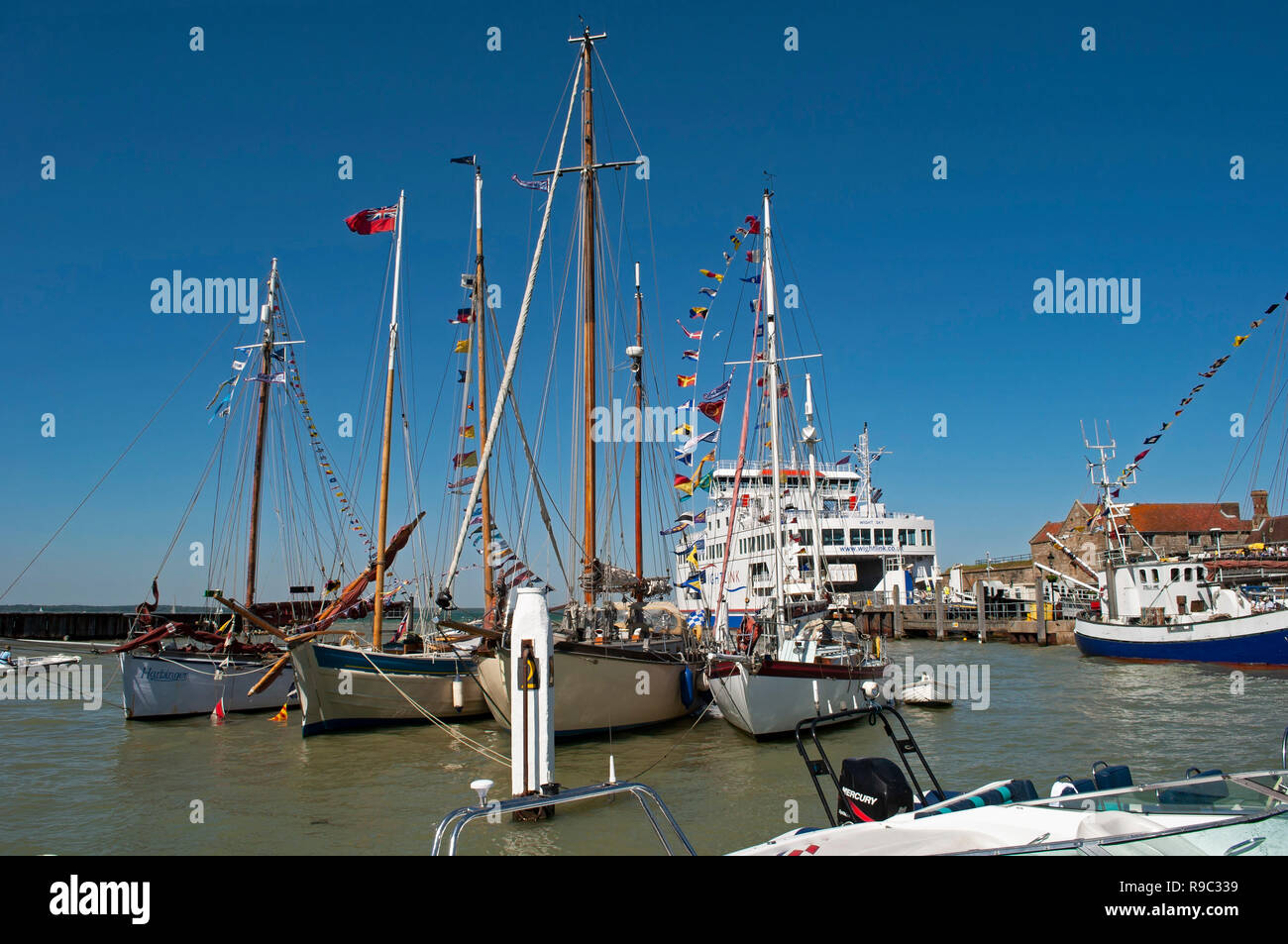 Yarmouth Hafen im Sommer mit angelegten Boote und Isle of Wight Fähre an der hinteren, Großbritannien Stockfoto