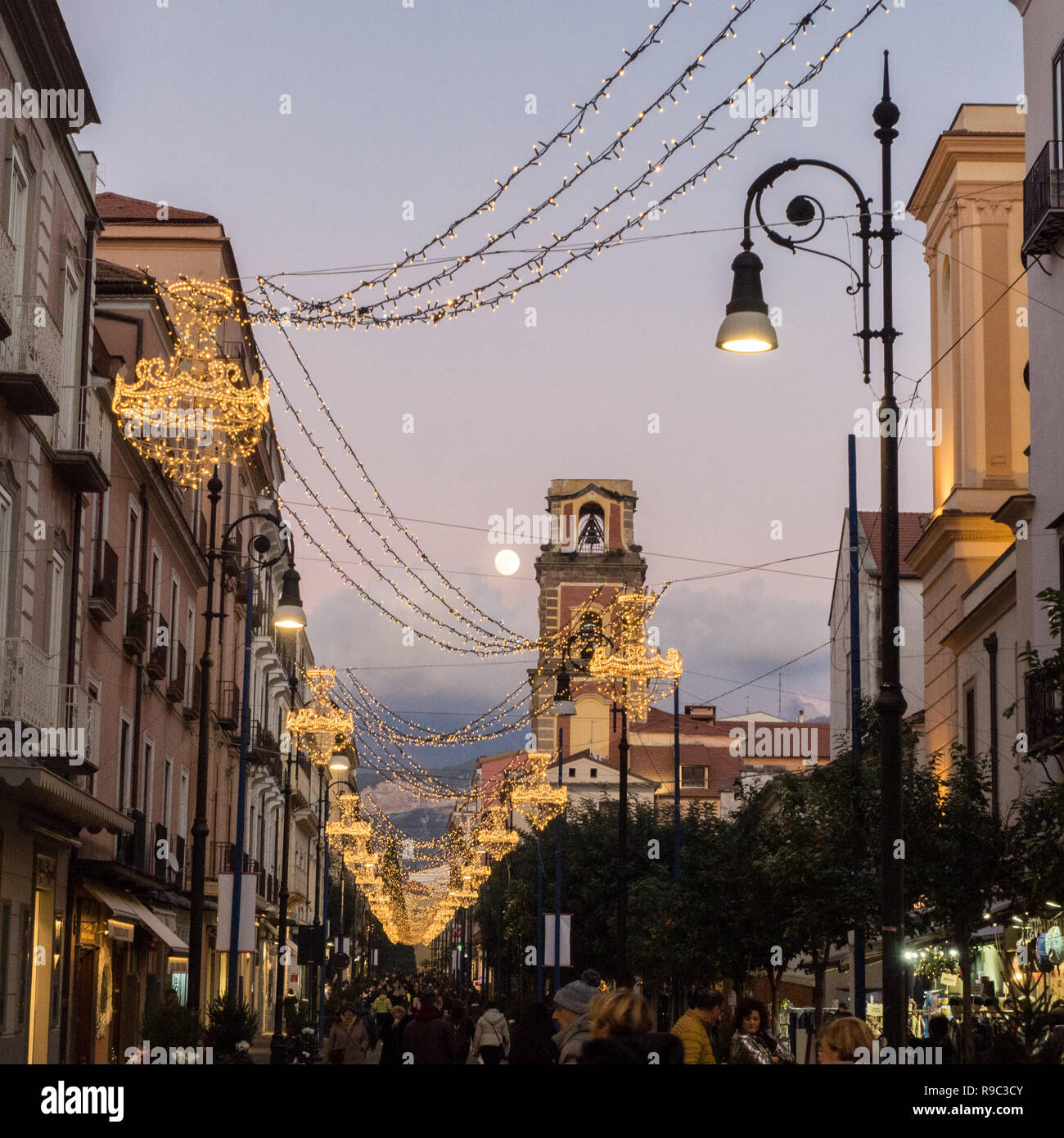 Blick entlang der Straße "Corso Italia" mit dem Mond vor, Weihnachten, Sorrento, Kampanien, Italien Stockfoto
