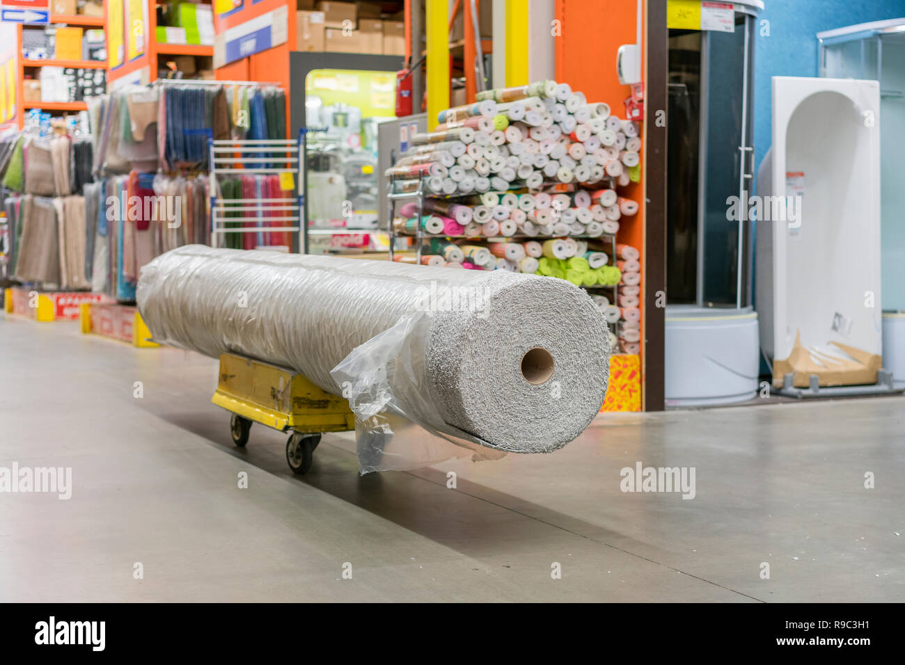 Rolle Der Teppich Im Store Teppich Auf Der Karre In Der Hardware