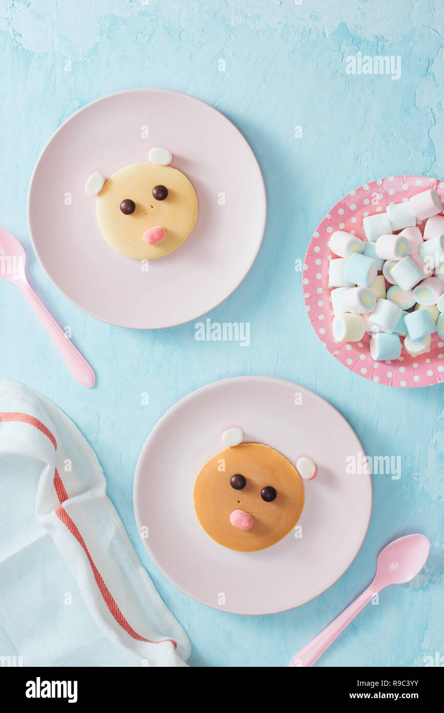 Lustige Pfannkuchen in einer Form der Teddybär, Essen für Kinder Idee, Ansicht von oben Stockfoto