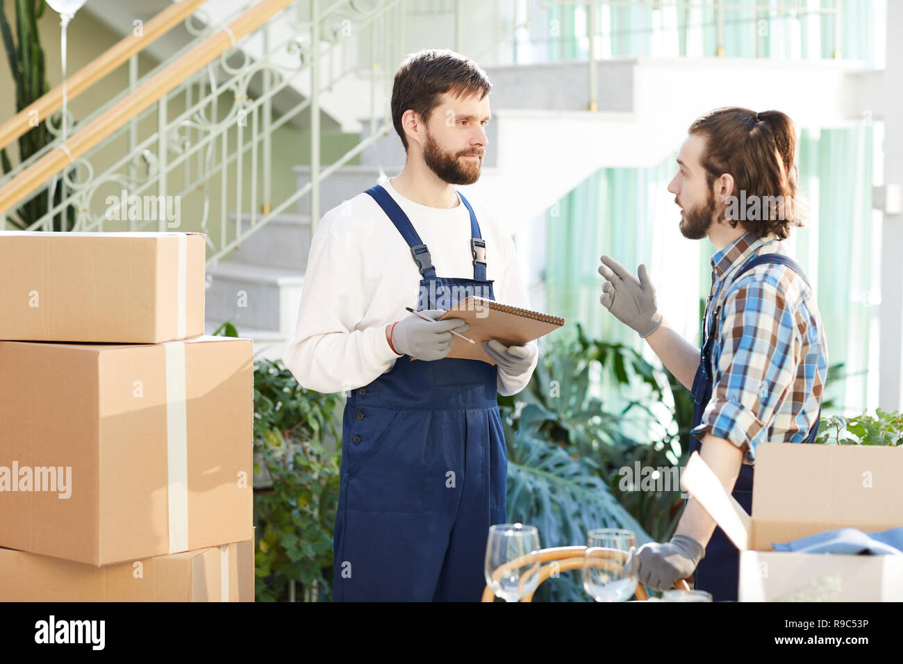 Brutale movers diskutieren hochladen Stockfoto