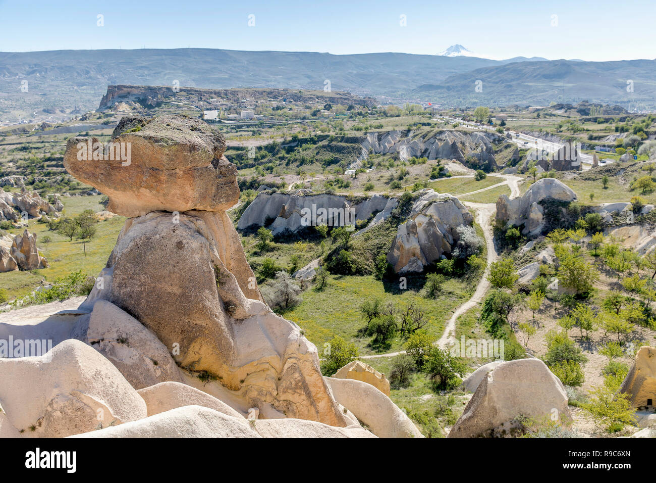 Kappadokien in der Türkei mit den drei schönen vulkanischen Formation. Stockfoto