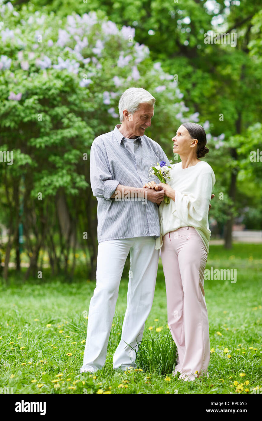 Senioren in blühenden Park Stockfoto