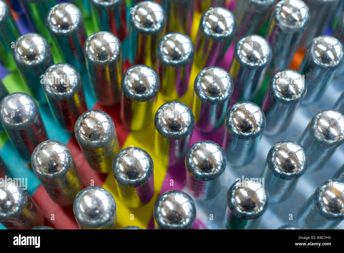 Leere Lachgas cannisters reflektierende psychedelischen Farben: Metall Zylinder mit Lachgas, für Schlagsahne eingesetzt, aber auch als rechtliche Stockfoto
