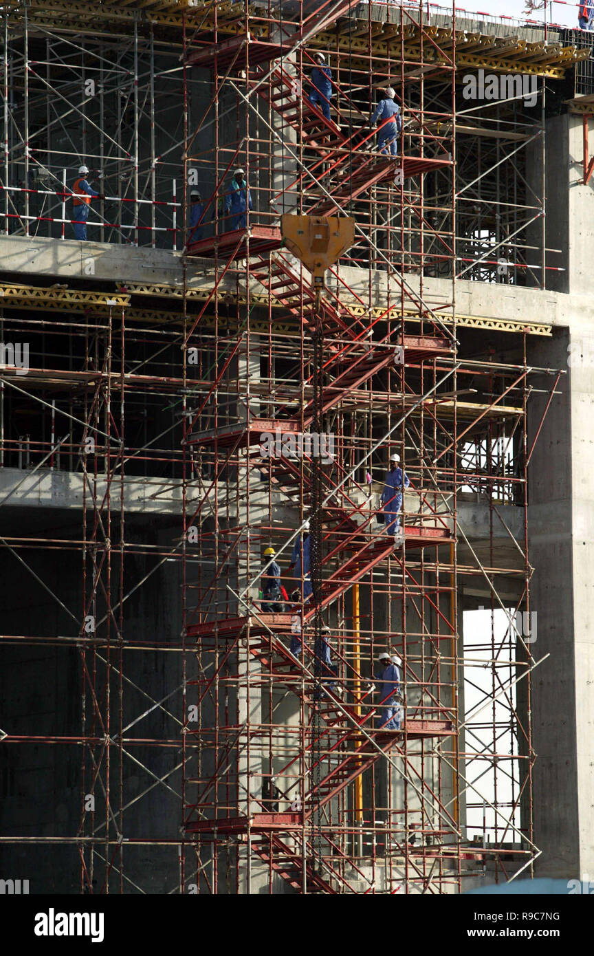 Dubai, Vereinigte Arabische Emirate, VAE - 14 JUN 2004: Ein Arbeitnehmer Silhouette am späten Nachmittag bei der Verlegung ein Gebäude Stiftung in der Dubai Marina, die eine Nabe wurde von Hunderten von größeren Bauvorhaben, während der Hochkonjunktur. Stockfoto