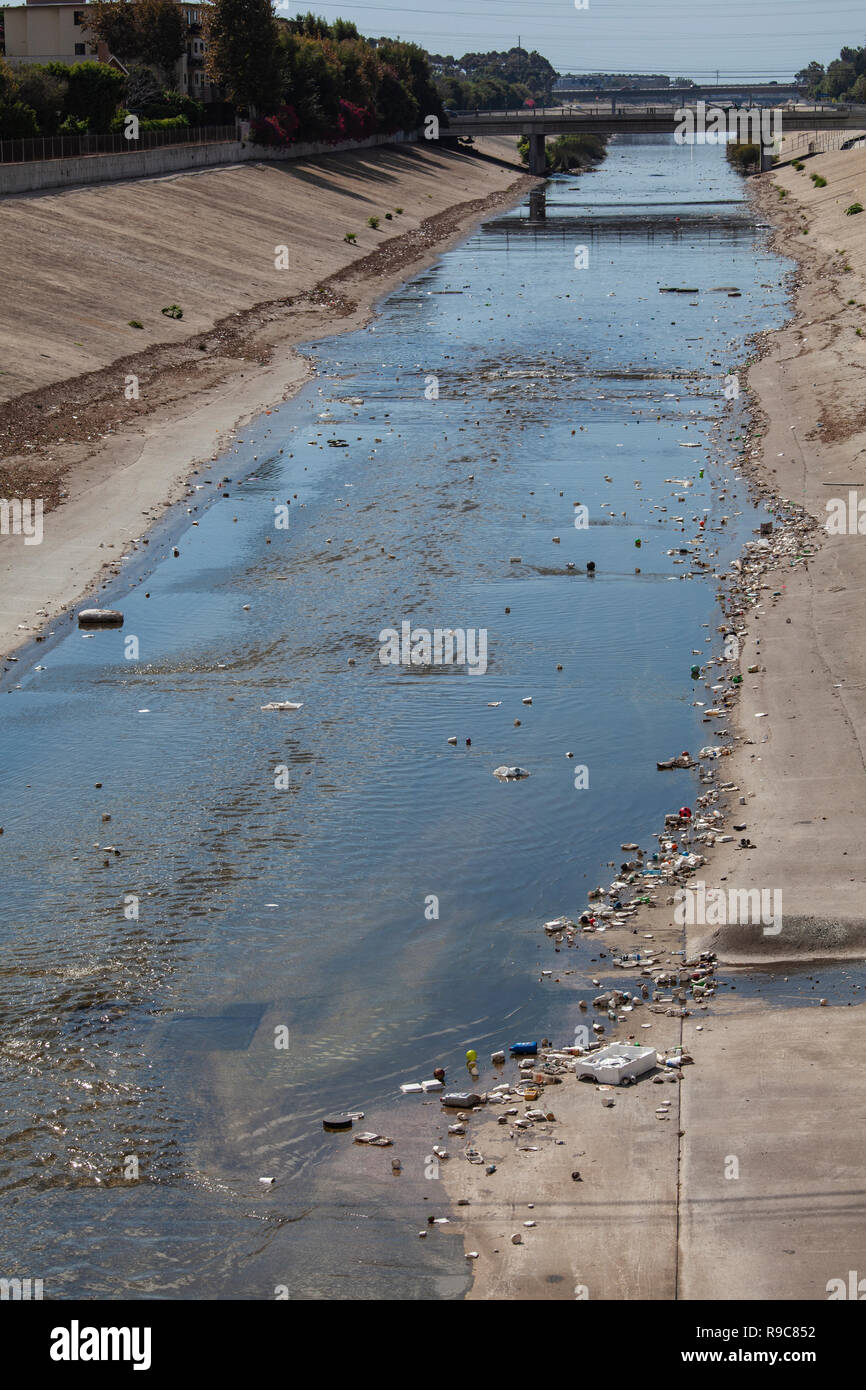 Große Mengen an Abfall und Kunststoff verweigern sammeln in Ballona Creek nach dem ersten großen Regen Sturm der Saison. Ballona Creek. Einmal einen mäandrierenden Bach, Stockfoto