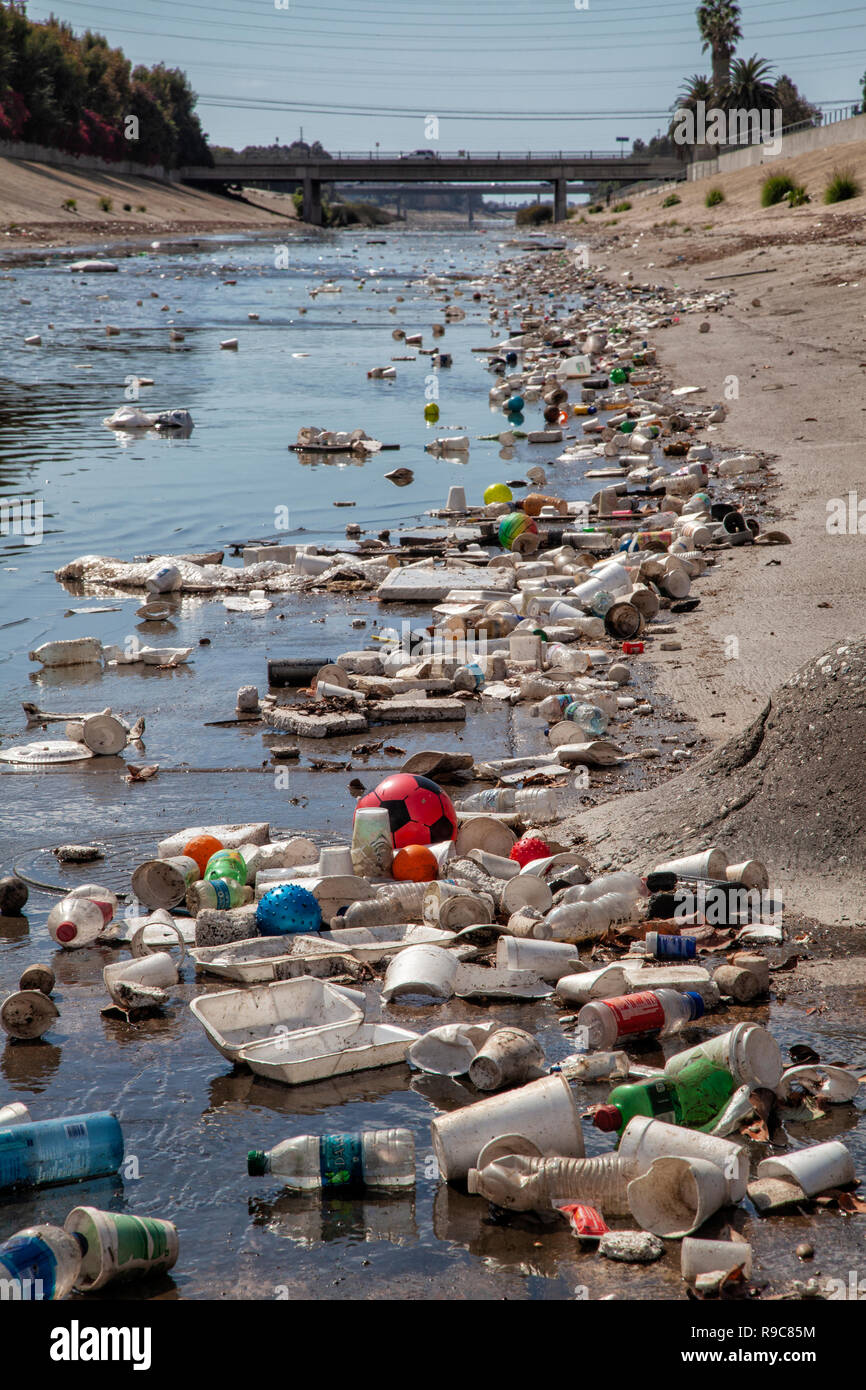 Große Mengen an Abfall und Kunststoff verweigern sammeln in Ballona Creek nach dem ersten großen Regen Sturm der Saison. Ballona Creek. Einmal einen mäandrierenden Bach, Stockfoto