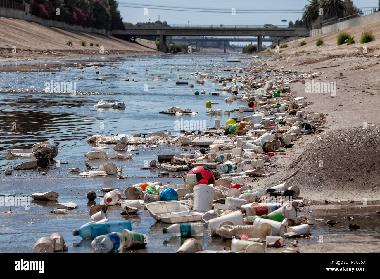 Große Mengen an Abfall und Kunststoff verweigern sammeln in Ballona Creek nach dem ersten großen Regen Sturm der Saison. Ballona Creek. Einmal einen mäandrierenden Bach, Stockfoto