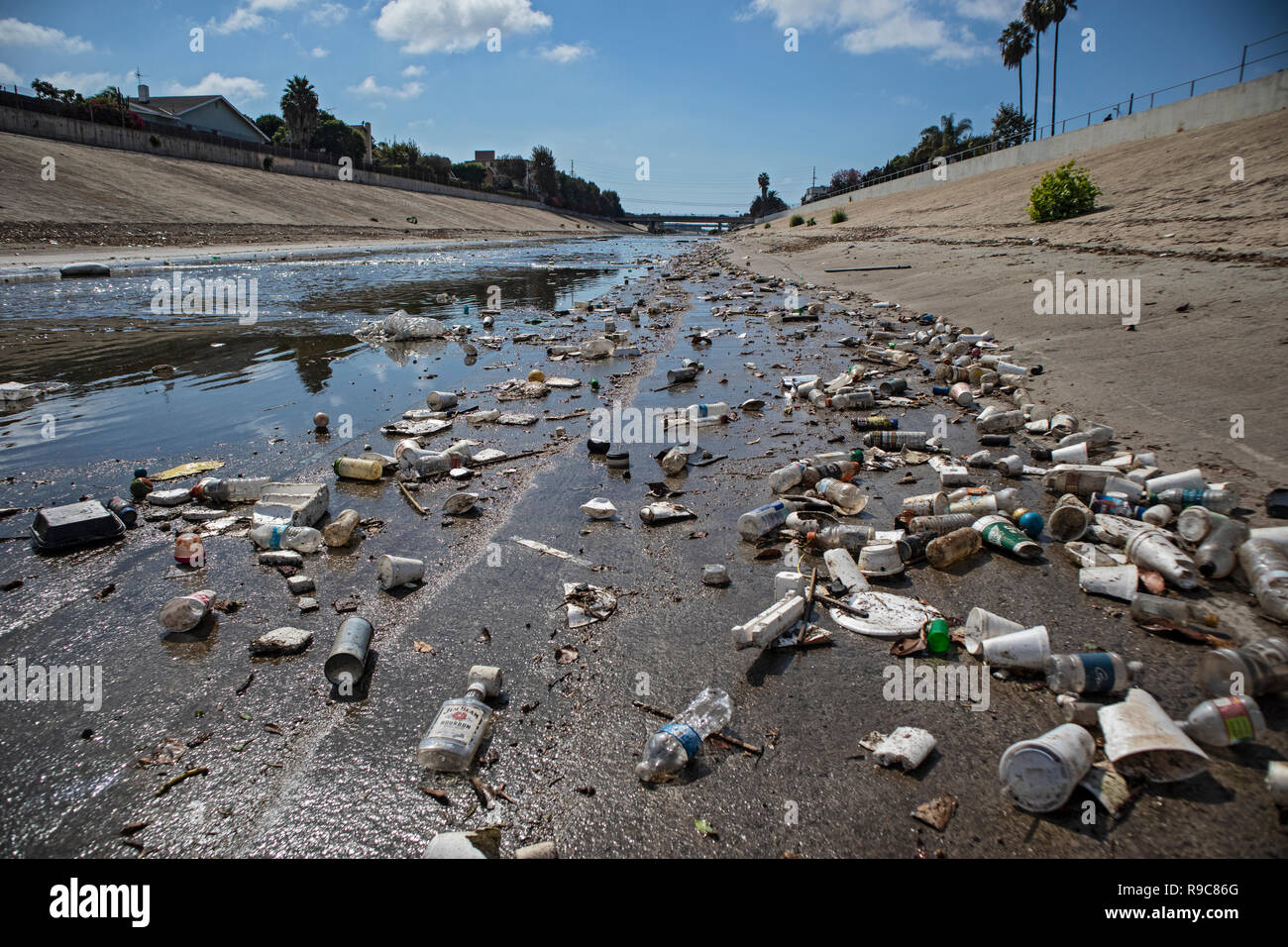 Große Mengen an Abfall und Kunststoff verweigern sammeln in Ballona Creek nach dem ersten großen Regen Sturm der Saison. Ballona Creek. Einmal einen mäandrierenden Bach, Stockfoto