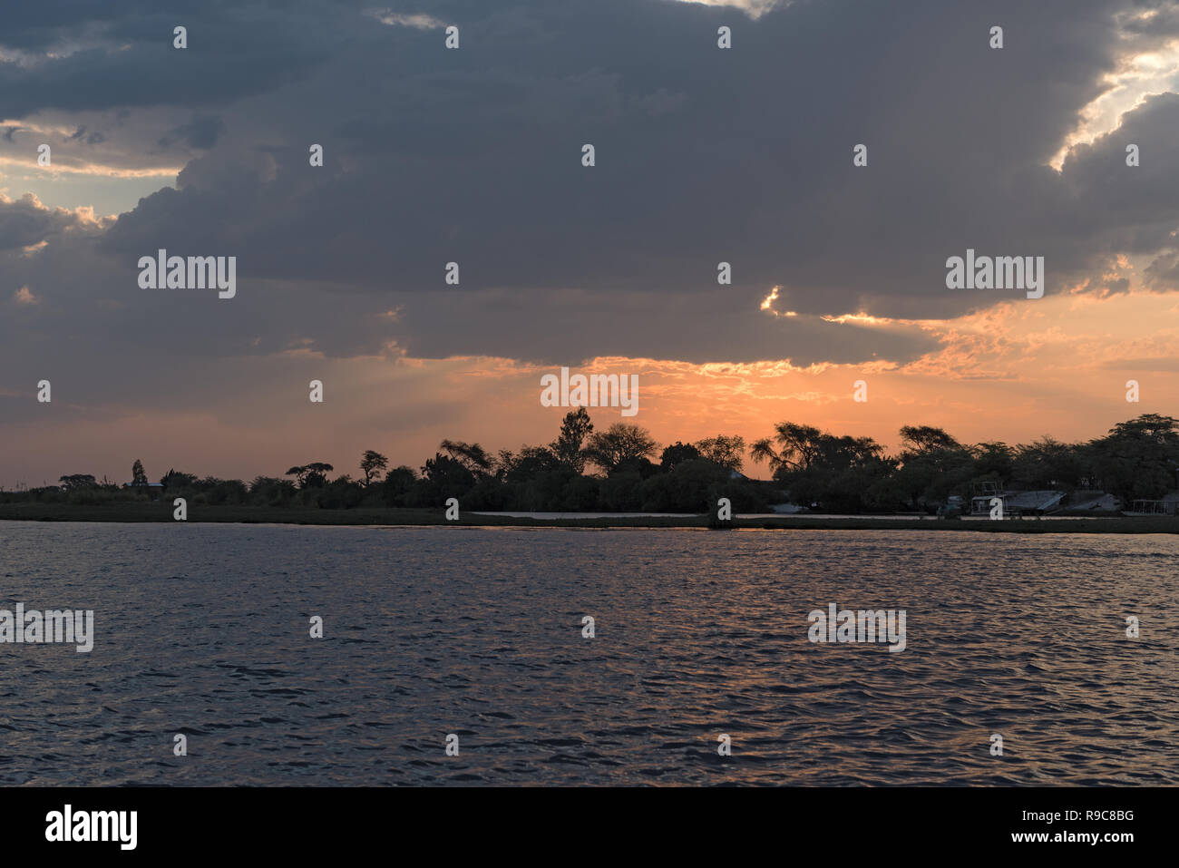 Sonnenuntergang am Chobe River zwischen Namibia, Botswana Stockfoto