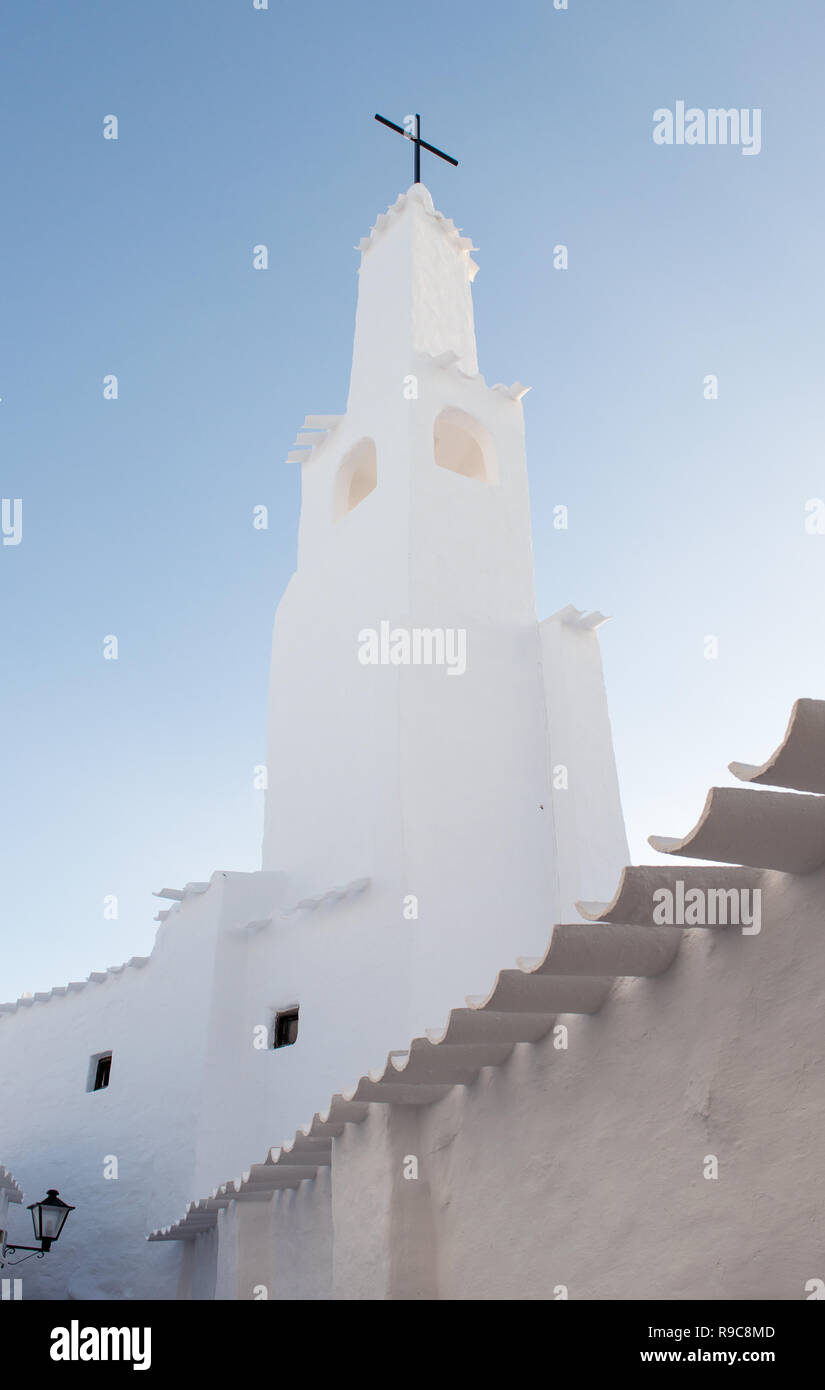 Blick auf einen typischen Kirche mit weißen Wänden und Dach auf das Fischerdorf Binibeca Menorca Spanien Stockfoto