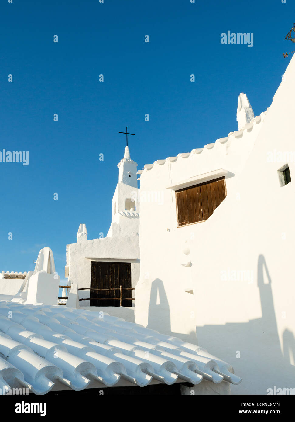 Blick auf einen typischen Kirche mit weißen Wänden und Dach auf das Fischerdorf Binibeca Menorca Spanien Stockfoto