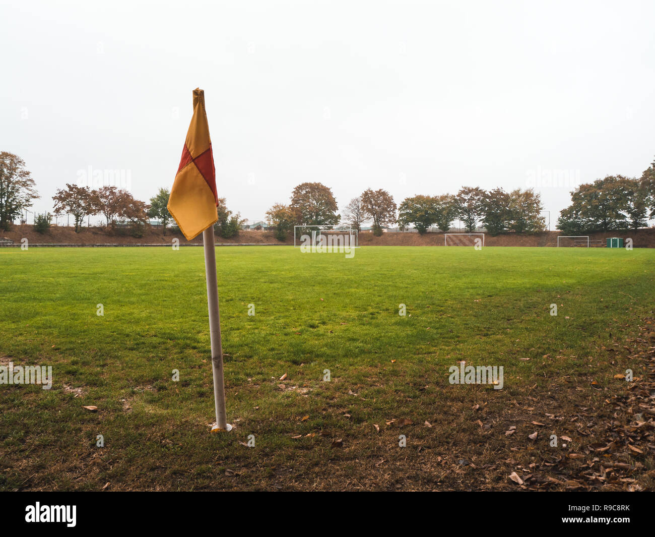 Nahaufnahme der Fahne der ländlichen Fußballplatz in Deutschland Stockfoto