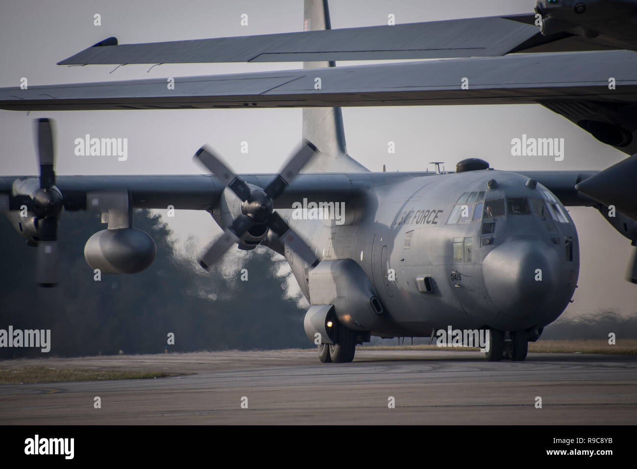 Oberstleutnant Robert "Zippy" Dunlap wird von anderen Flieger, Freunde und Familie begrüßt, als er seinen letzten Flug auf die C-130H Hercules an der 179th Airlift Wing, Mansfield, Ohio, Dez. 13, 2018 beendet. Die langjährige Tradition unter Abschied aircrew auf ihrem letzten Flug wird sie mit Wasser zu besprühen und Champagner in der Feier Ihrer Flying Service. (U.S. Air National Guard Foto von Tech. Sgt. Joe HarwoodReleased) Stockfoto