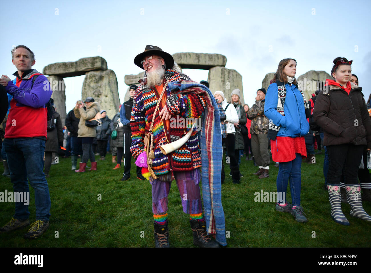 Menschen versammeln sich in Stonehenge in Wiltshire die Wintersonnenwende zu markieren, und den Sonnenaufgang Zeugnis nach der längsten Nacht des Jahres. Stockfoto