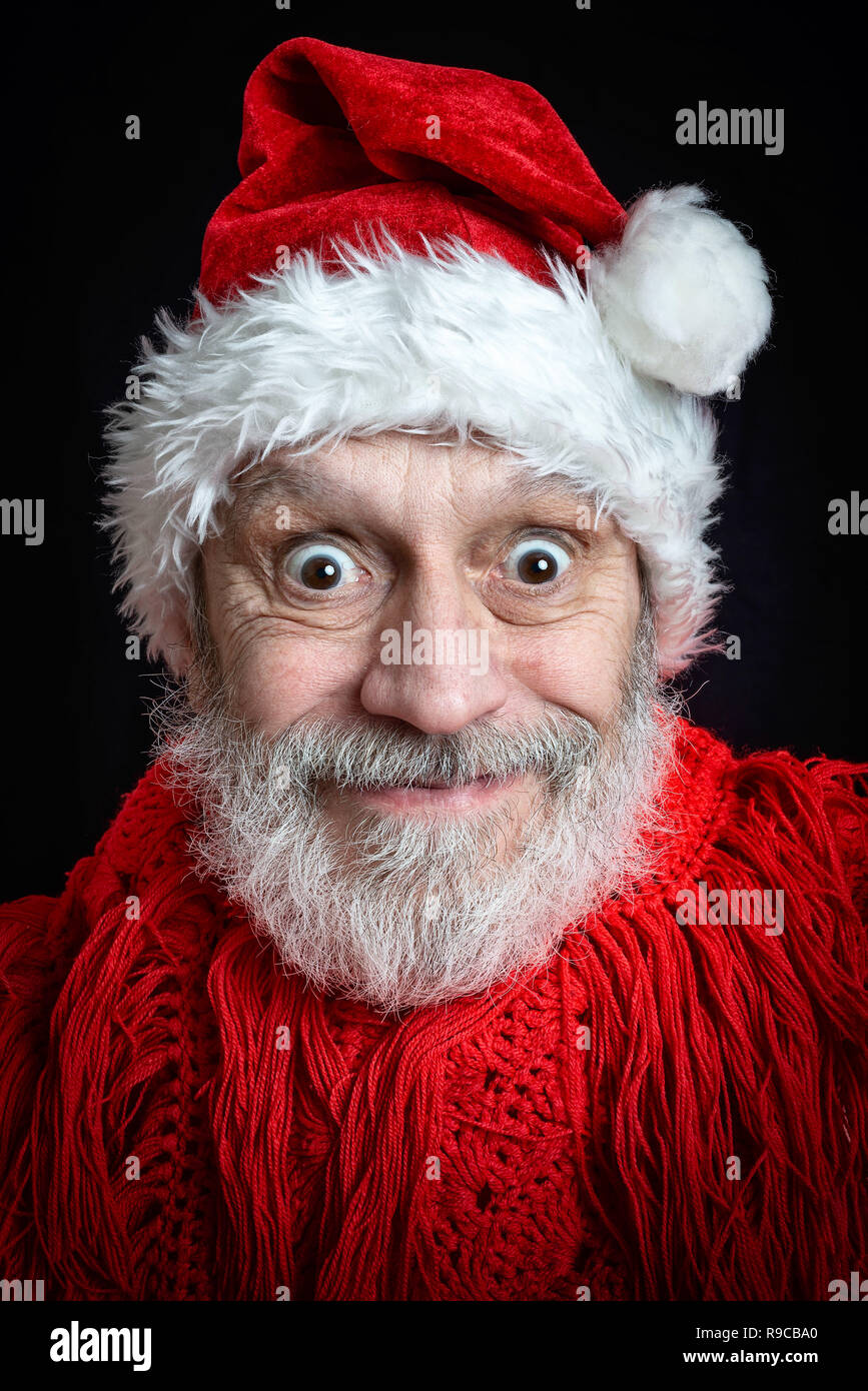 Porträt von einem erwachsenen Mann mit weissen Bart verkleidet in Santa Claus für die Weihnachtsferien Stockfoto