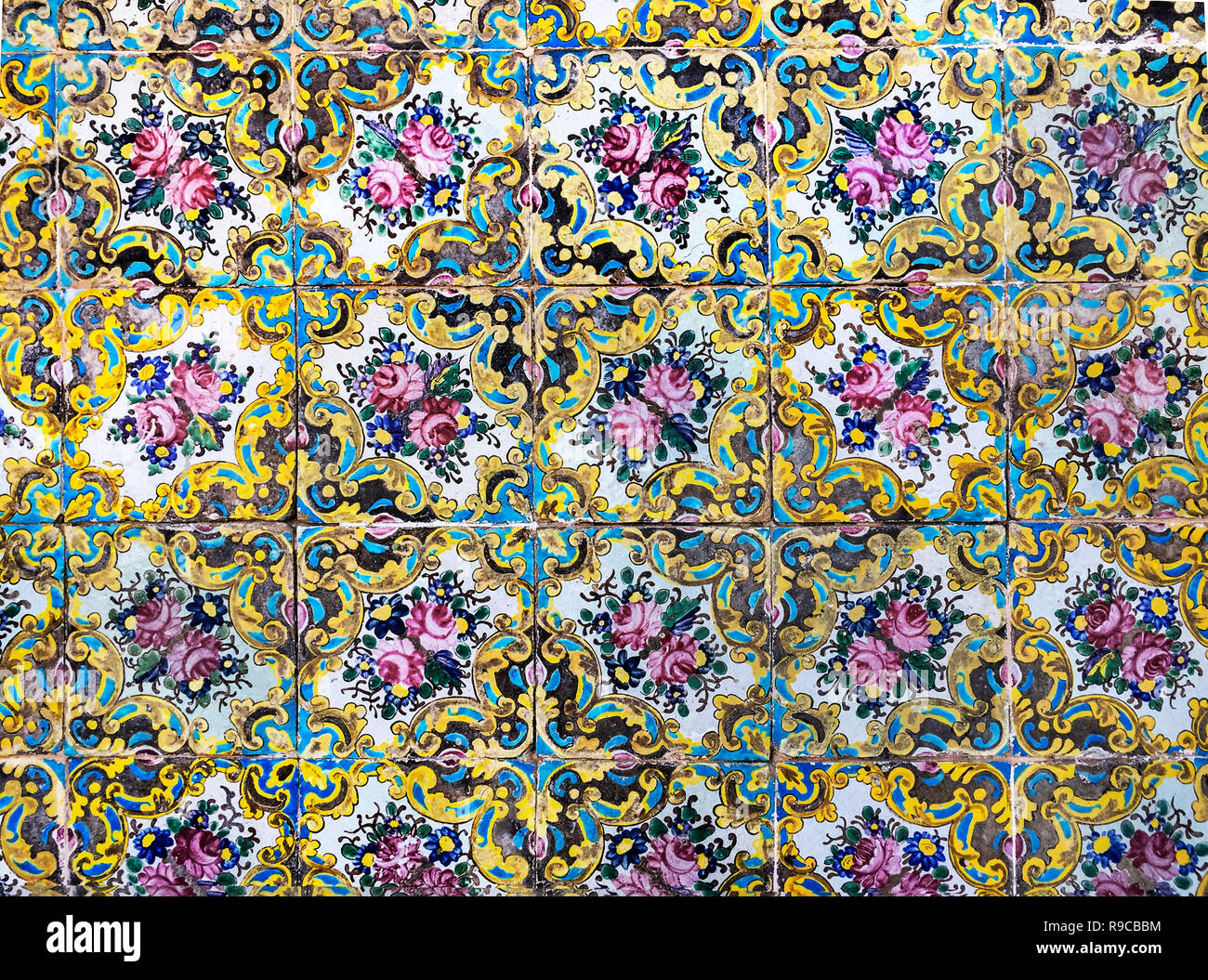 Fliesen, Wand, an den Persischen Stil, eine öffentliche Tour in Golestan Palast, Teheran, Iran, 19. April 2017. Stockfoto