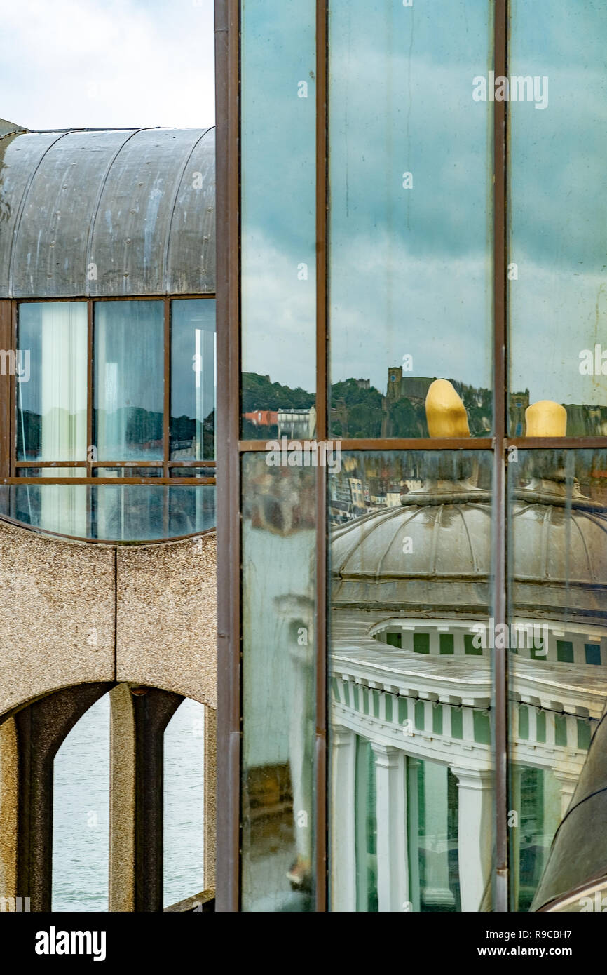 Fenster-Reflexionen Stockfoto