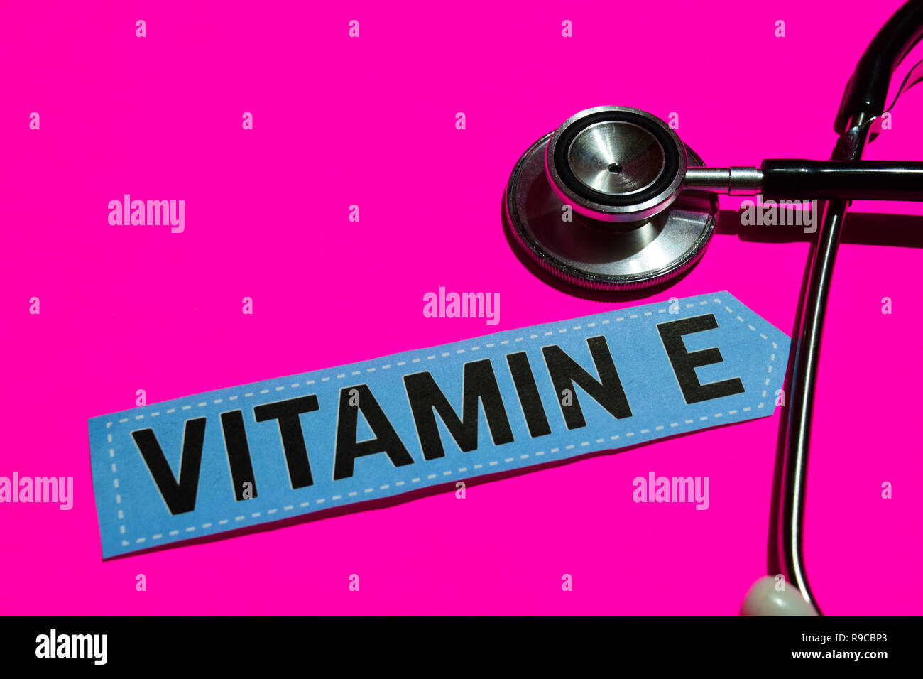 Vitamin E auf dem Papier mit healthcare Konzept. Mit Stethoskop auf Rosa bakcground Stockfoto