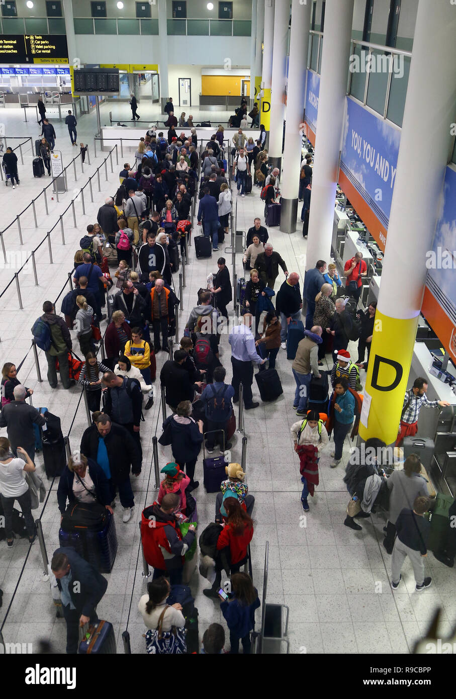 Passagiere Warteschlange für Flüge am Flughafen Gatwick, wie der Flughafen und Airlines den Rückstand von Flügen durch die drohne Incident verzögert zu löschen Anfang dieser Woche arbeiten. Stockfoto
