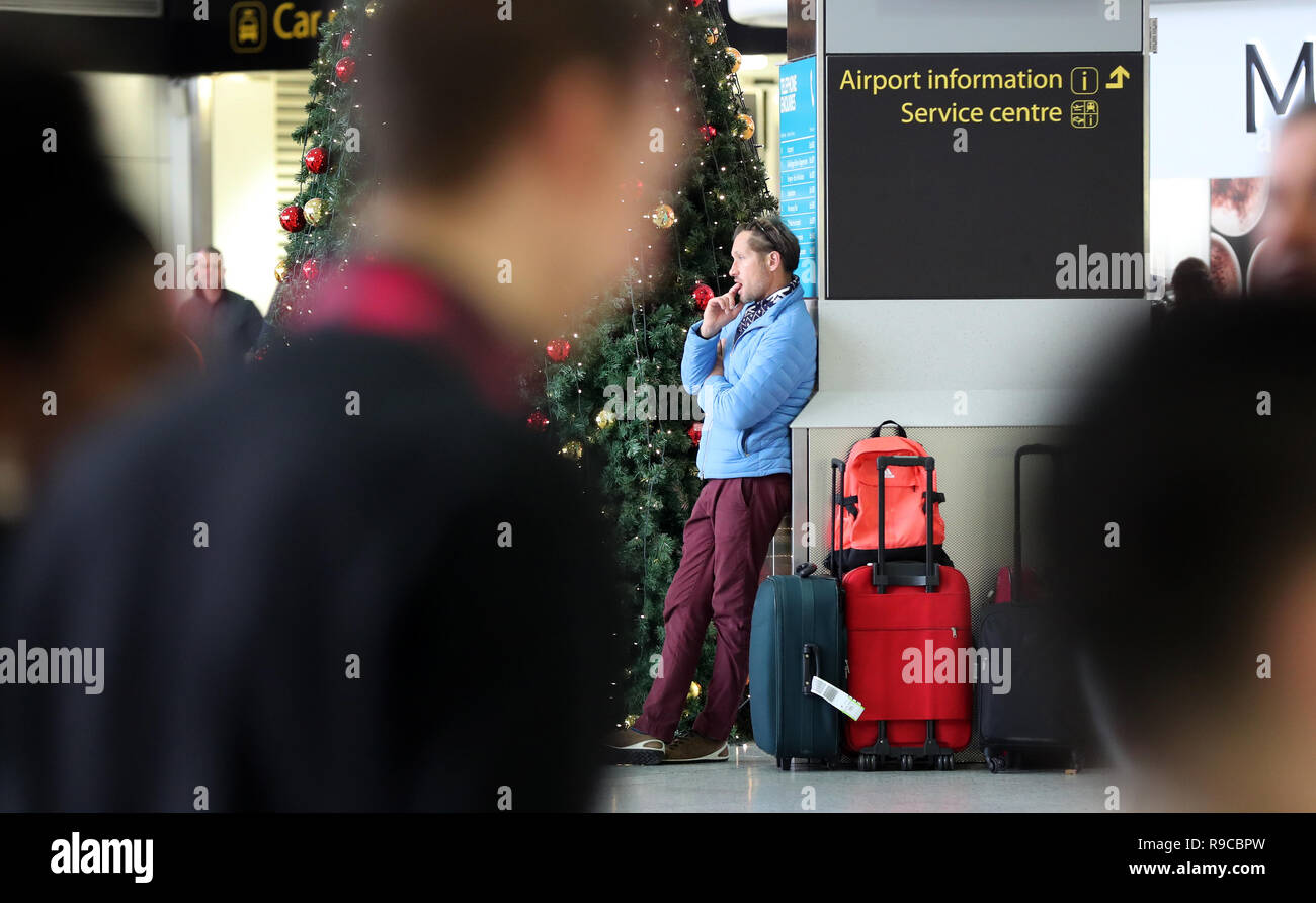 Passagiere warten für Flüge am Flughafen Gatwick, wie der Flughafen und Airlines den Rückstand von Flügen durch die drohne Incident verzögert zu löschen Anfang dieser Woche arbeiten. Stockfoto