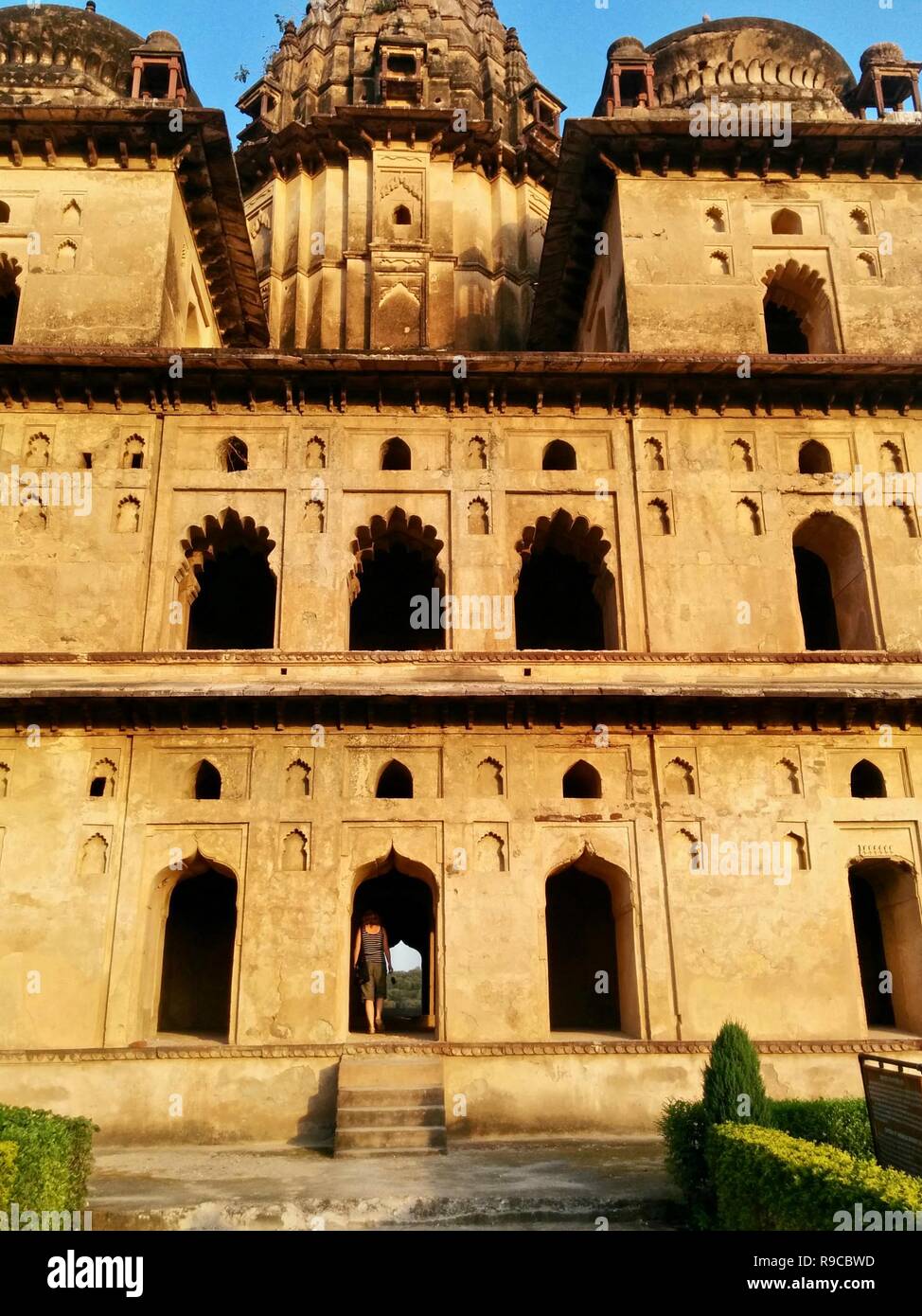 Eine Frau in einem alten Tempel in Indien ruinieren scheint in der nachmittagssonne Stockfoto