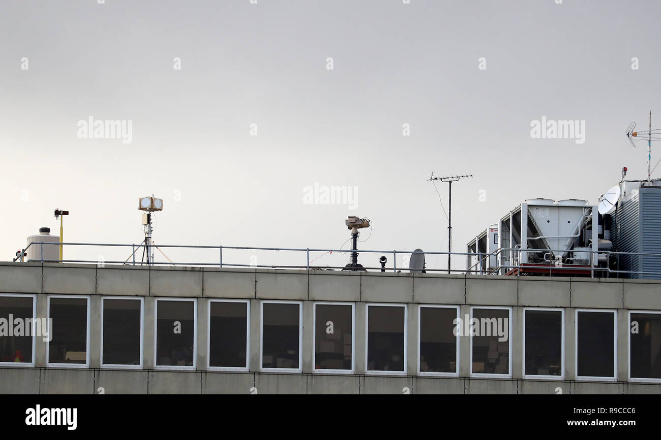 Counter drone Anlagen auf einem Dach am Flughafen Gatwick eingesetzt, der Flughafen und Airlines arbeiten der Rückstand bei Flügen, die von einer Drohne incident verzögert zu löschen Anfang dieser Woche. Stockfoto