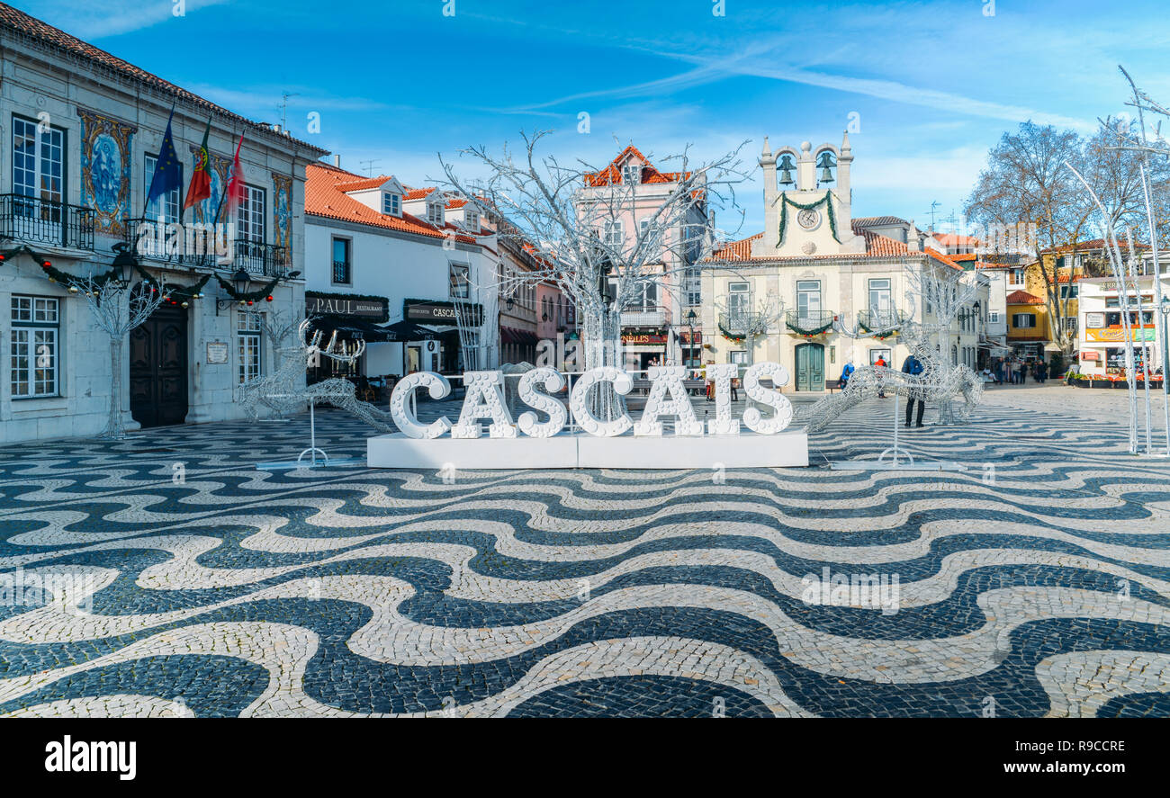Cascais, Portugal - Dec 22, 2018: Hauptplatz von Cascais Rathaus mit Weihnachtsschmuck dekoriert Stockfoto