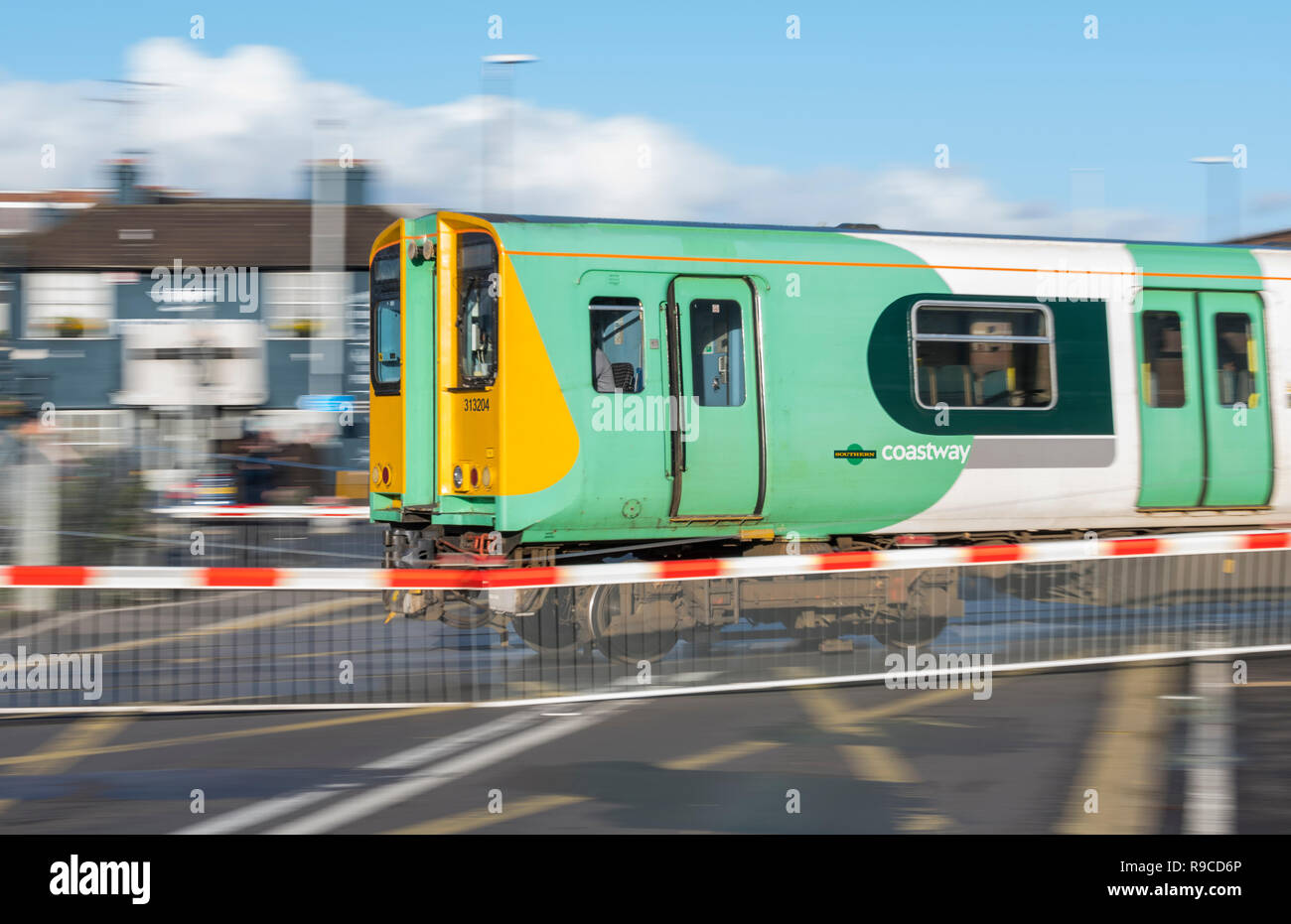 Southern Rail Coastway Klasse 313 Lok und auf einem Bahnübergang in West Sussex, England, UK. Klasse 313 Loco. Stockfoto