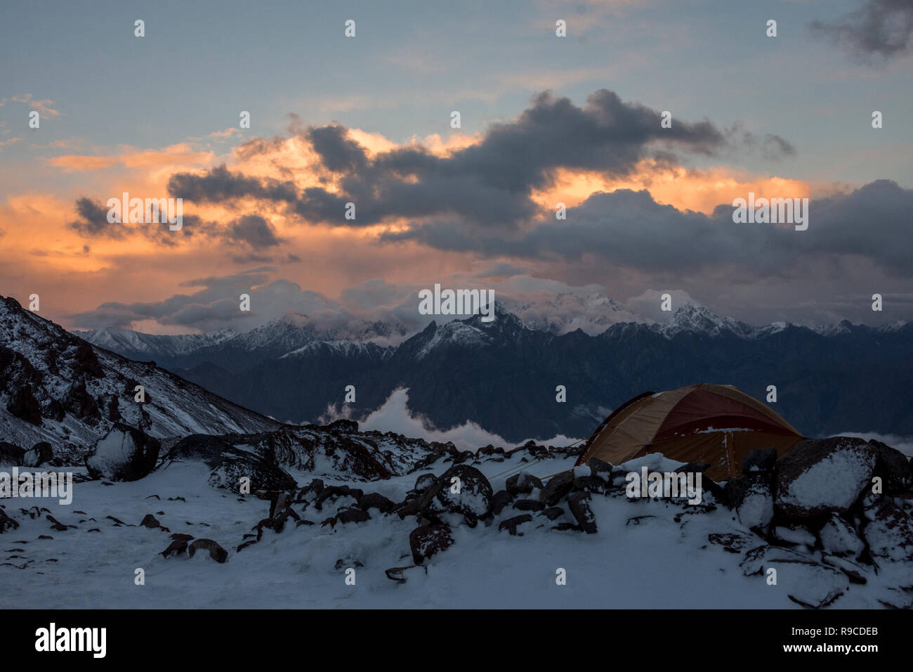 Zelt im Schnee bei Sonnenuntergang im Basislager auf dem Mt. Kazbek Stockfoto