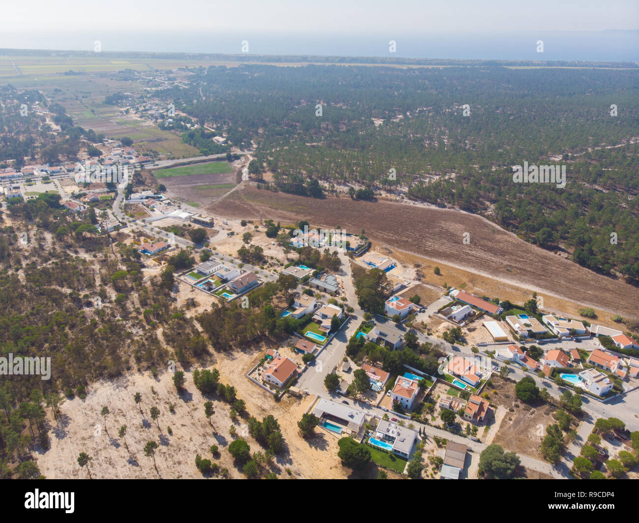 Luftaufnahme der Brejos da carregueira Pinien Wald in Comporta Stockfoto