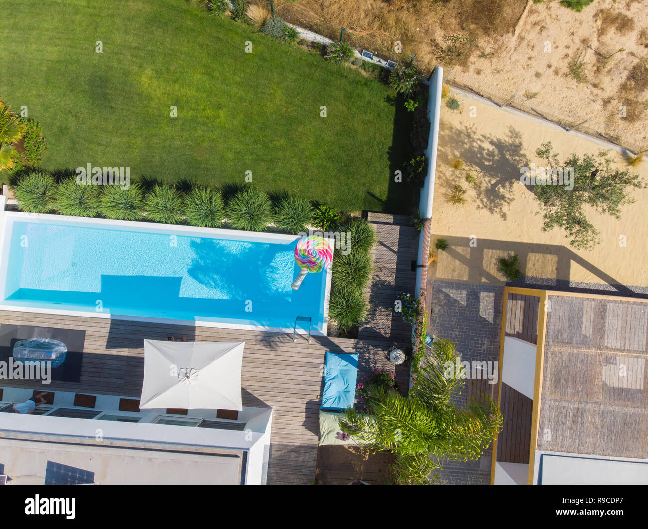 Blick von oben auf einen Garten mit Swimmingpool in Comporta Stockfoto