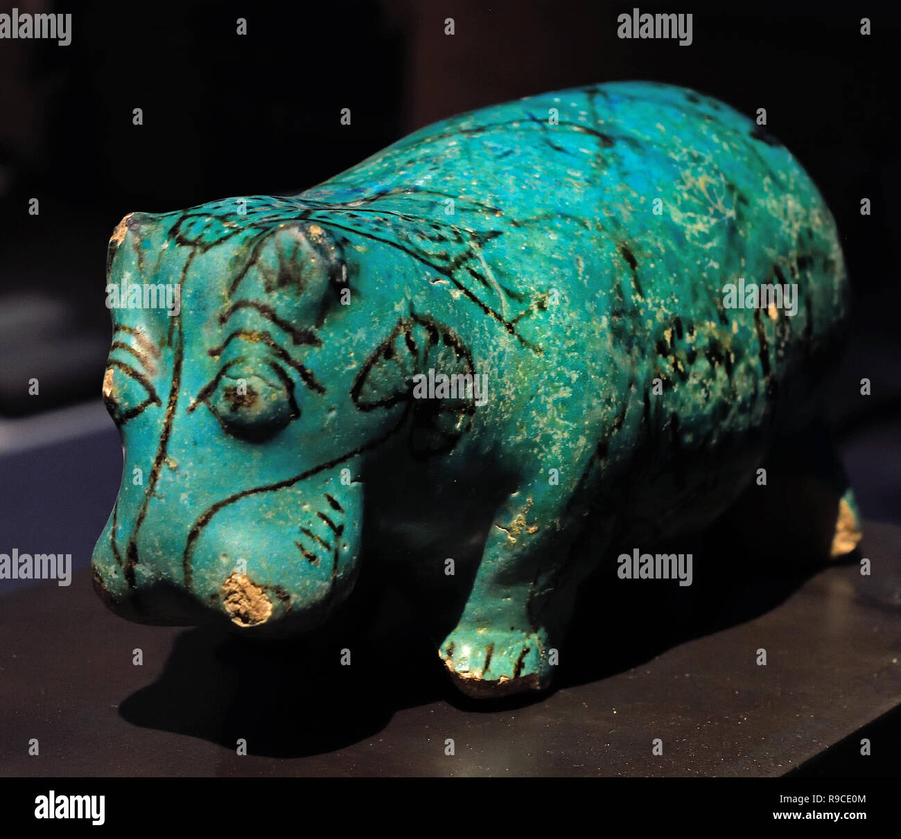 Hippopotamus war ein Symbol für Fruchtbarkeit und neues Leben. Die Figur stand einst in einem Grab. Die Ägypter hatten Angst, dass es zum Leben kommen könnte und Angriff der Inhaber des Grabes. Um dies zu verhindern, sie brach ein Stück aus einem seiner Beine, wie in dieser Figur sichtbar ist. Höhe: 10 cm. Material: Fayence, 2040-1783 v. Chr., Nil, Ägypten, Ägyptische. Stockfoto