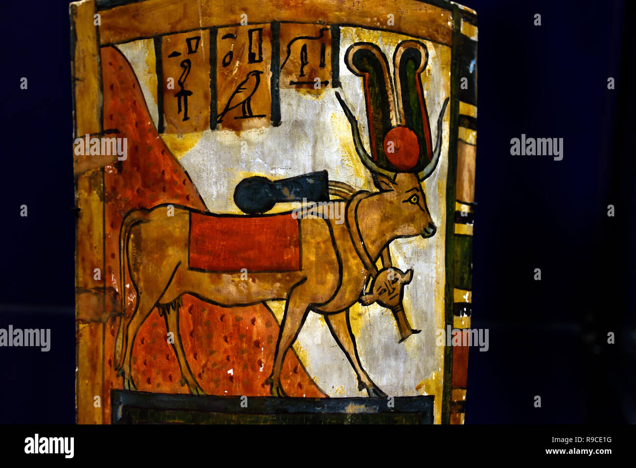 Hathor mit Kuhmilch Kopf und Sonnenscheibe mit Cobra späten Periode (722-332 v. Chr.), Ägypten, Ägyptische. Stockfoto
