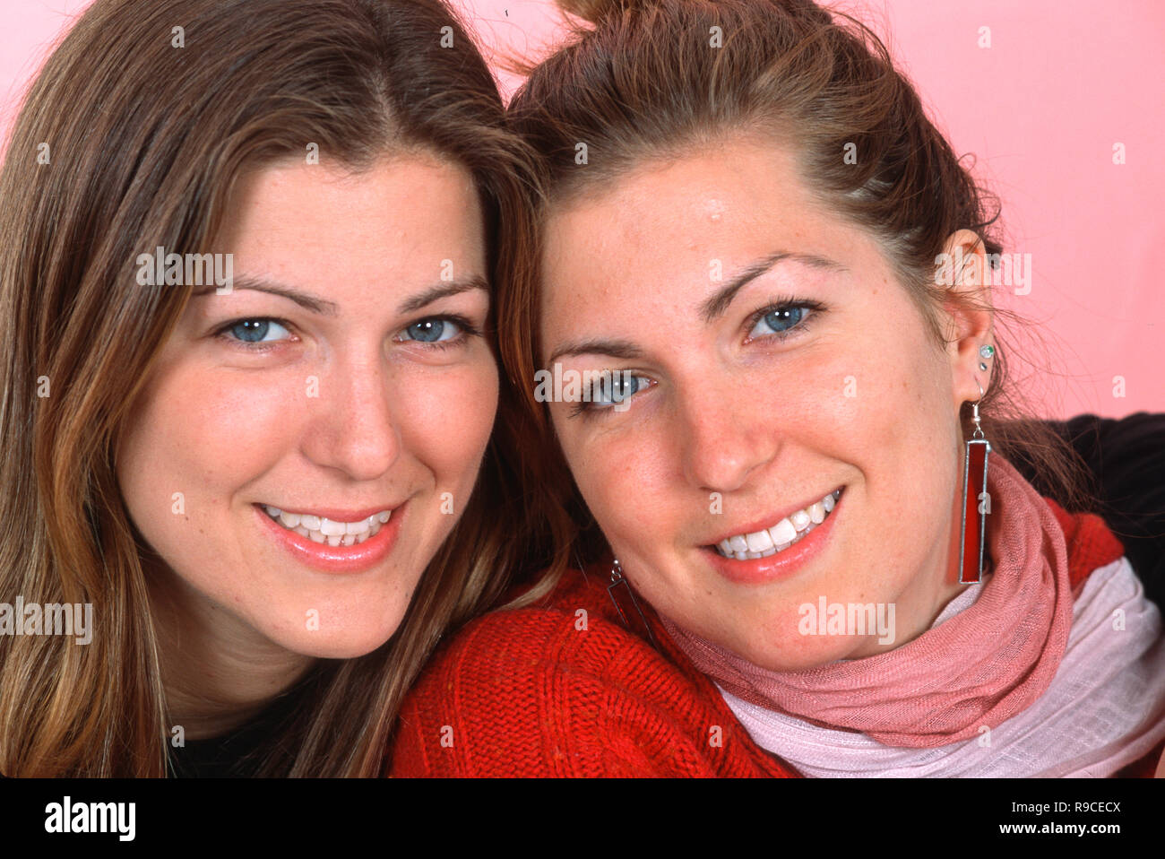 Porträt der Schönen identische weibliche Zwillinge, USA Stockfoto