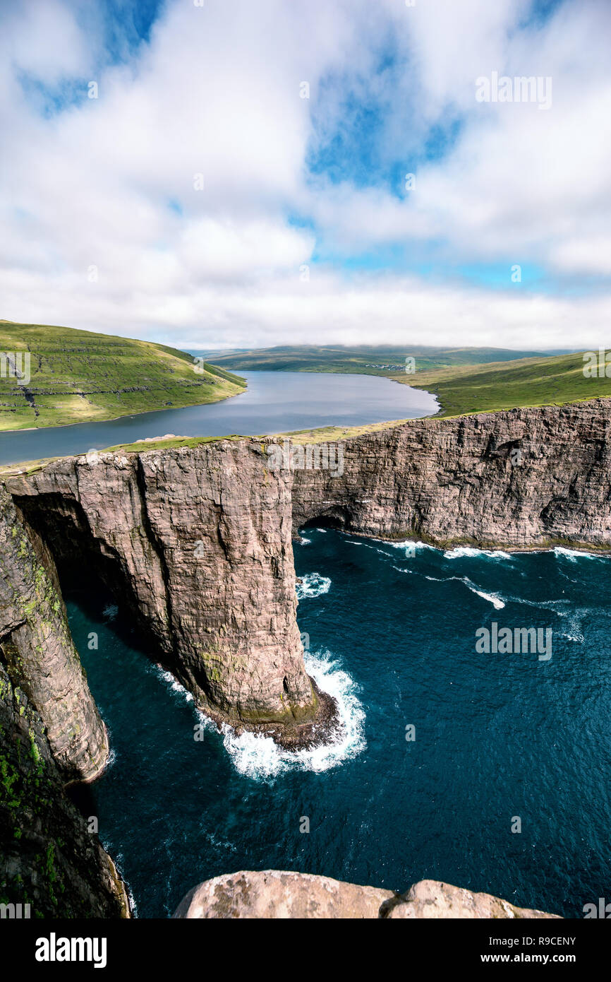 See über dem Ozean in Färöer Inseln, Europa. Sorvagsvatn Stockfoto